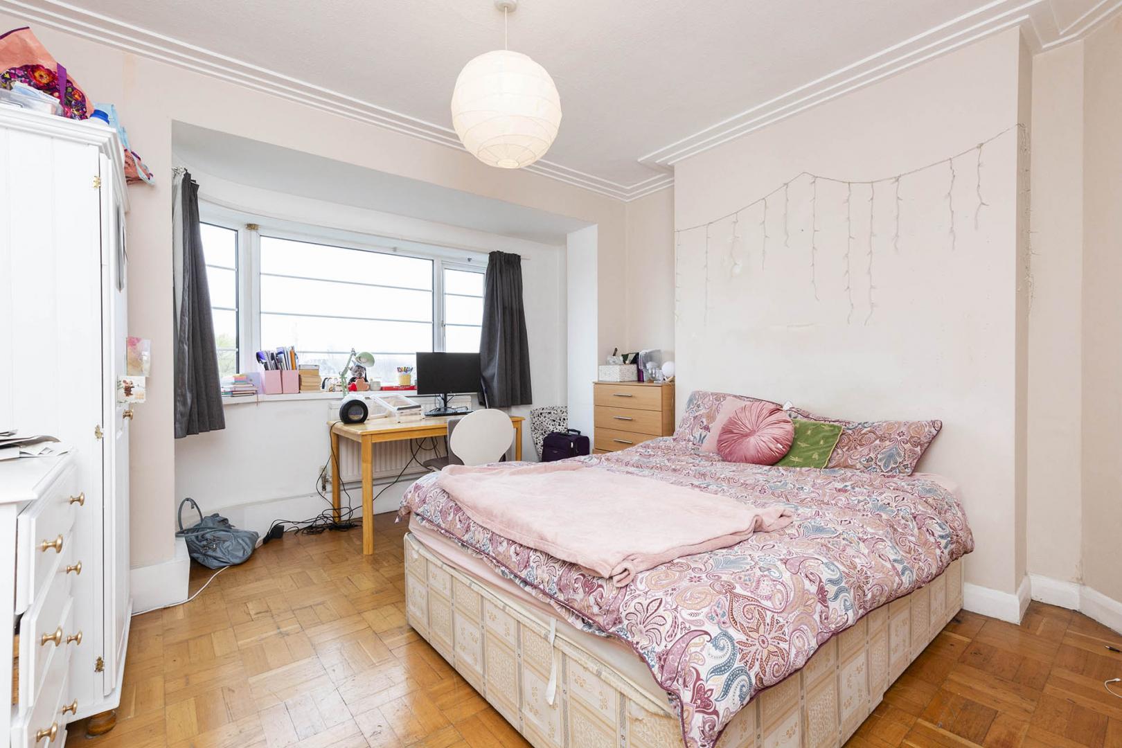 			3 Bedroom, 1 bath, 1 reception Apartment			 Clarendon road, Notting Hill, W11